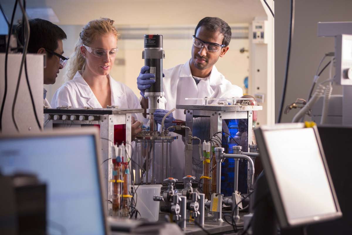 Students in chembio lab